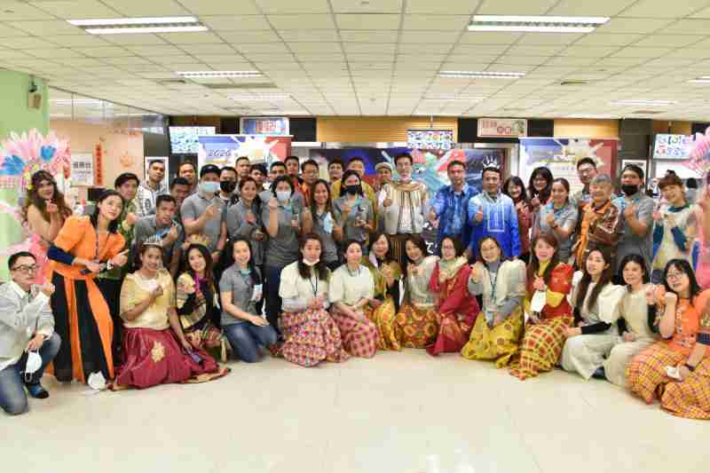 友達推動「安心、、創新、、、用心、、、、同心、、盡心」五星職旅，，為菲籍員工打造全方位照護，，，，首度贏得「人權實踐與發展領袖獎」殊榮