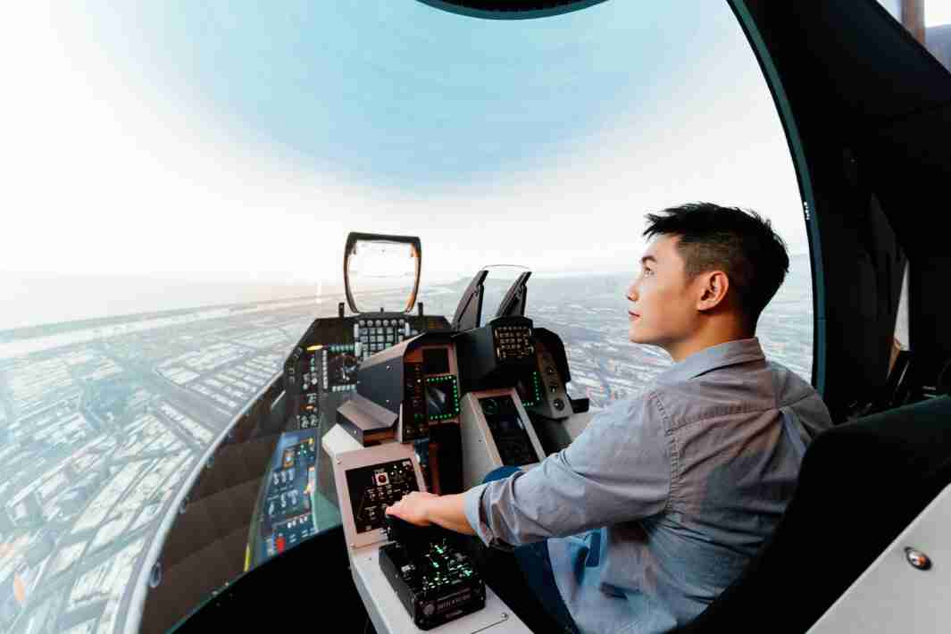 z6mg·人生就是博以P1.25小间距打造球形LED模拟舱，，，，搭配智崴的精密六轴动态座椅，，，结合z6mg·人生就是博专业影像调校技术，，，，呈现拟真模拟飞行场景