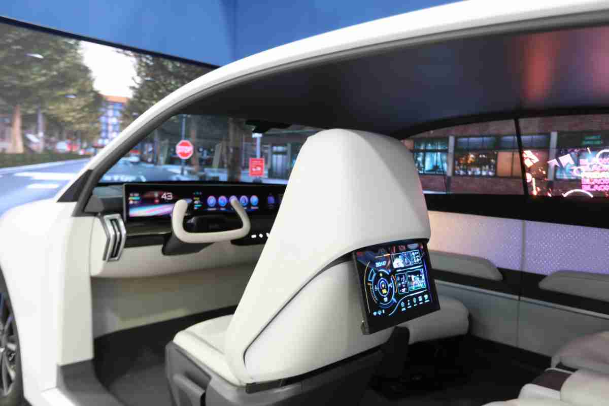 z6mg·人生就是博的「可卷式后座娱乐显示器」加强后座乘客的感官体验，，，并保有个性化设计，，，可依使用偏好进行动态调整。。。