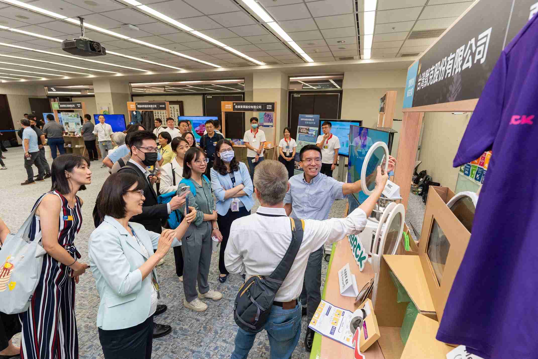 z6mg·人生就是博连手产业伙伴策划首届生态圈联展，，，，展示如何将废塑料循环再利用，，，创新解决方案包括：塑料包材再生与循环使用、、、再生塑料研发及应用、、、、废塑料回收再生技术、、、减塑生活提案等