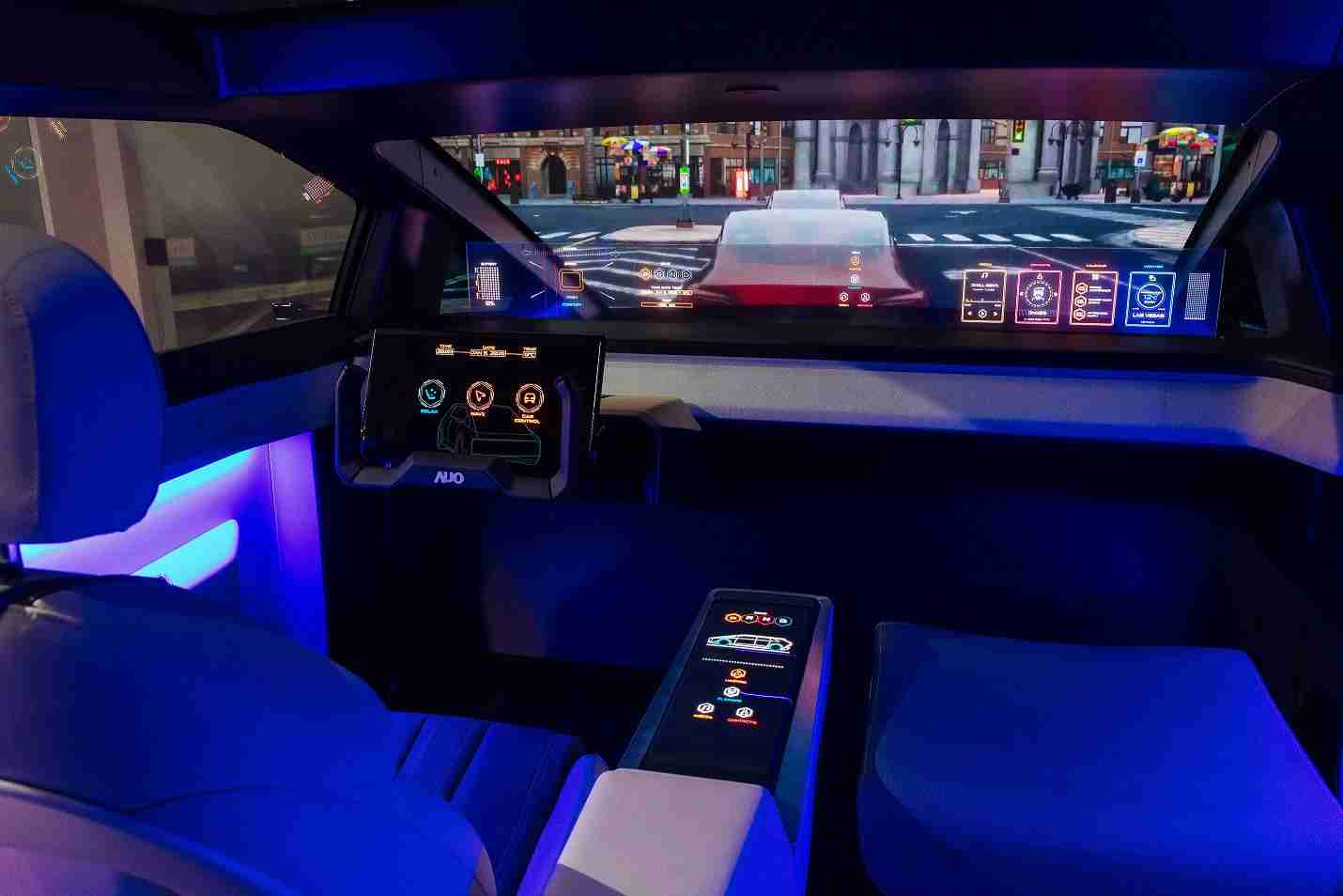 z6mg·人生就是博连续四年入围科睿唯安全球百大创新机构，，，，专利布局科技与绿色创新前沿。。。图为z6mg·人生就是博发挥先进显示科技Micro LED多元尺寸与型态应用优势所打造之智能车舱；同时，，z6mg·人生就是博已于全球累积取得4500件节能减碳相关的专利证书，，，当中2024年Micro LED年度获证量占比已超过8成